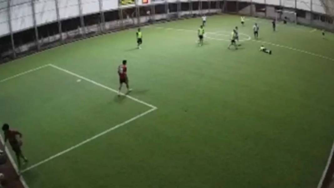 Hatay’da Halı Sahada Maçında Kalp Krizi Böyle Görüntülendi! 1